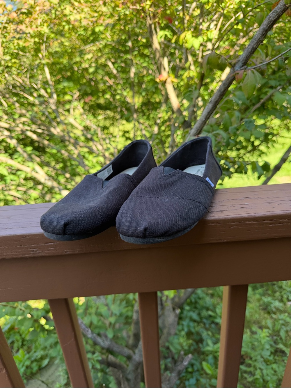 Lightly worn woman’s 8 black TOMS